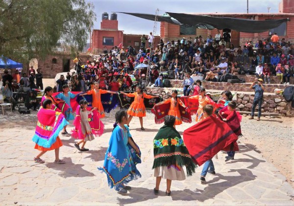 Las rondas de baile en el patio de la Casa del Tantanakuy durante el Tantanakuy infantil y juvenil en Humahuaca, Jujuy. Foto gentileza: Tantanakuy infantil y juvenil. 