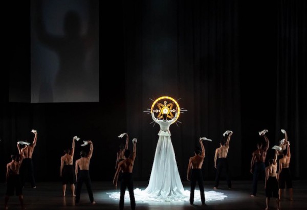 “Doña Perón”, otra historia sobre Eva Perón con coreografía de Annabelle López Ochoa y música de Peter Salem. Fotos gentileza BH y JFKC. 