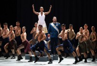 Dandara Veiga y Chris Bloom (Ctr.) y bailarines del Ballet Hispánico en una escena de “Doña Perón” de Annabelle Lopez Ochoa. Foto: Teresa Wood. Gentileza: JFKC.