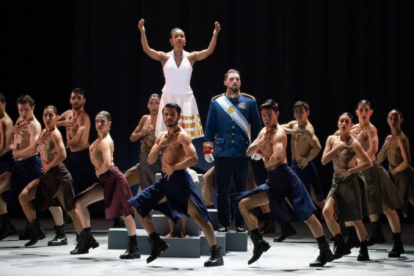 Dandara Veiga y Chris Bloom (Ctr.) y bailarines del Ballet Hispánico en una escena de “Doña Perón” de Annabelle Lopez Ochoa. Foto: Teresa Wood. Gentileza: JFKC. 