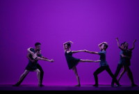 “A fuego lento” con coreografía de Ricardo Amarante, autor igualmente de los diseños de luces y vestuario. Foto: Frank Domínguez. Gentileza BNC..