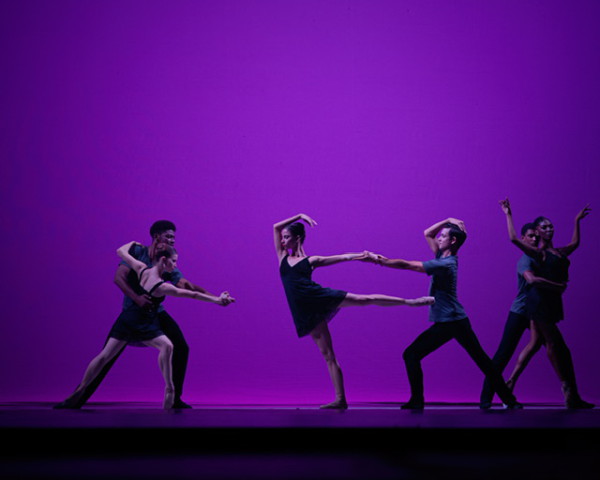 “A fuego lento” con coreografía de Ricardo Amarante, autor igualmente de los diseños de luces y vestuario. Foto: Frank Domínguez. Gentileza BNC..