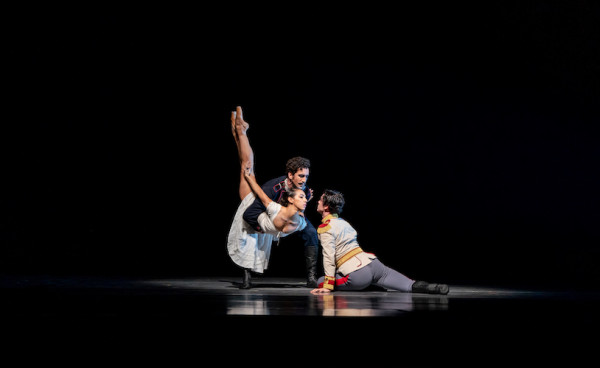 Edson Barbosa, José Pablo Castro Cuevas y Amanda Assucena, del Joffrey Ballet en “Anna Karenina”. Foto: Cheryl Mann. Gentileza JFKC.