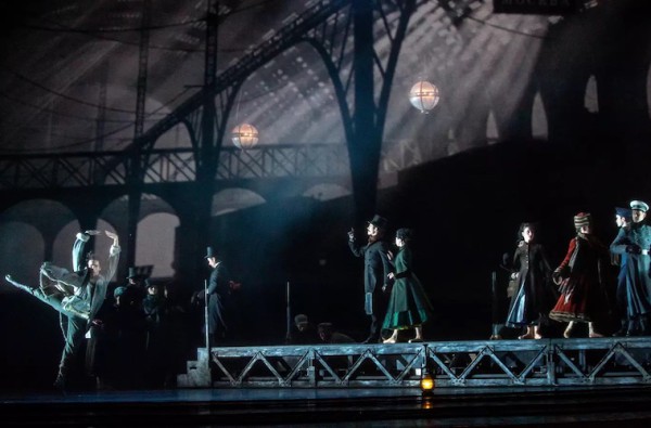 El Joffrey Ballet en la primera escena de “Anna Karenina” de Yuri Possokhov en el Opera House del Kennedy Center. Foto: Cheryl Mann. Gentileza JFKC.