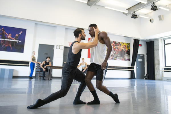 Bailarines del Ballet Hispánico Antonio Cangiano y Leonardo Brito en un ensayo de “Buscando a Juan”. Foto: Paula Lobo. Gentileza BH. 