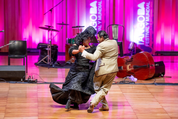 Aficionados y profesionales demuestran su talento en las categorías de Tango de Pista y Tango Escenario. Foto: Carlos Villamayor. Gentileza Tango BA.