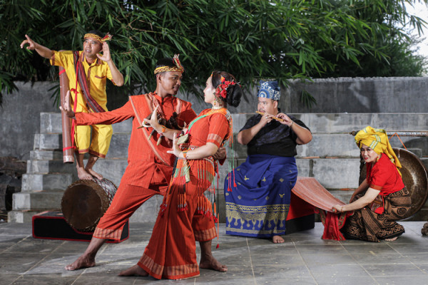 El grupo Batara Gowa , de Indonesia, hace su debut en Estados Unidos con “Lebonna”, una leyenda tradicional. Foto gentileza BDF.