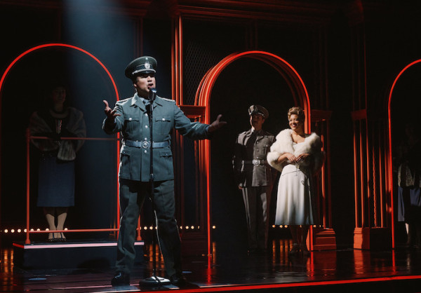 César Samayoa, como Juan D. Perón y Shereen Pimentel en “Evita”, el musical de Andrew Lloyd Webber-Tim Rice. Foto: Emilio Madrid. Gentileza STC.