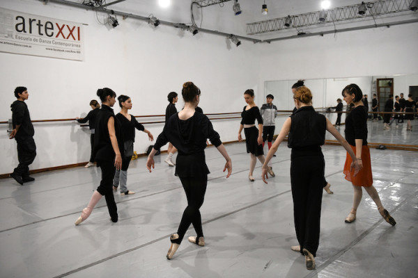 GDBdanza y sus 26 bailarines protagonizan “Cenicienta” en esta versión del director de la compañía, Guido De Benedetti. Foto: Carlos Villamayor. Gentileza GDBdanza. 