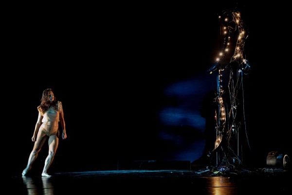 “Fronterizas”, obra que se estrenó en Cantabria en 2022, es el final de una trilogía creada por la coreógrafa Mari Paula. Foto: Aureo Cuneo. Gentileza Teatros del Canal.