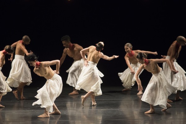 El grupo Corpo presentó “Gira”, una pieza con música de Metá Metá, que hace referencia a ritos religiosos afrobrasileños. Foto: Jose Luiz Pederneiras. Gentileza JFKC. 