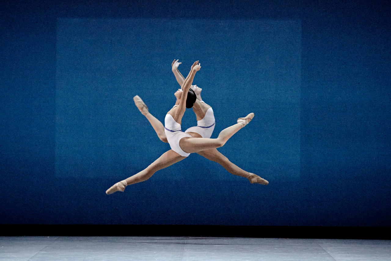 Les Grands Ballets Canadiens-symphony-no-7-photo-sasha-onyshchenko-0-dancers-mai-kono-&-sarah-kingston