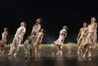 Bailarines de Acosta Danza en “Paysage, soudain, la nuit”, de Pontus Lidberg en el Kennedy Center de DC. Foto: Johan Persson. Gentileza JFKC.