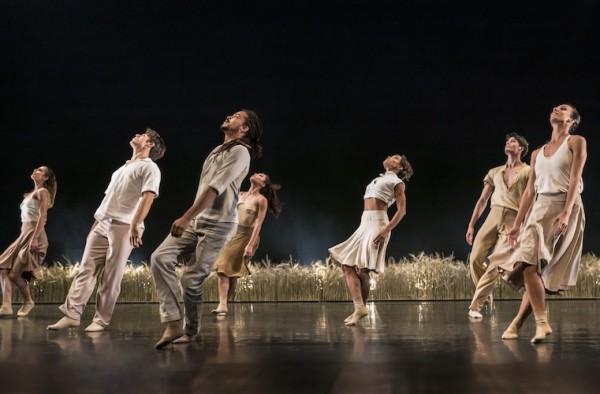 Bailarines de Acosta Danza en “Paysage, soudain, la nuit”, de Pontus Lidberg en el Kennedy Center de DC. Foto: Johan Persson. Gentileza JFKC. 