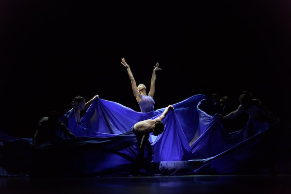 “Sartori, obra de 2018, del coreógrafo cubano Raúl Reinoso, abrió el programa “Cuban Eclectico”. Foto: Enrique Soldevilla y Estudio 50. Gentileza JFKC.