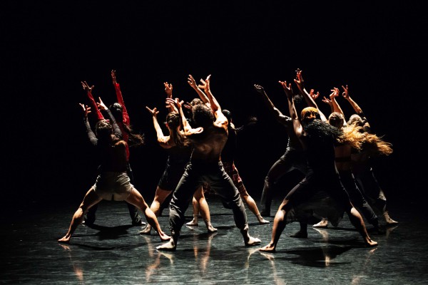 'CAVE' de Hofesh Shechter es un enérgico fin de fiesta con música tecno. Foto: Chris Jones.