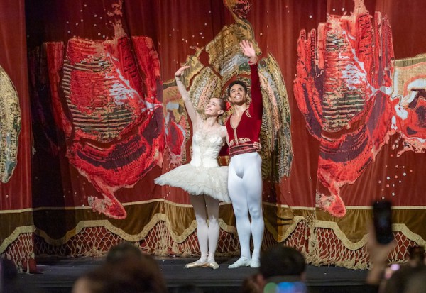 Saludo final, Marianela Núñez y Patricio Revé. Una ovación con el público de pie en una sala desbordada. Foto: Carlos Villamayor. Gentileza TC. 
