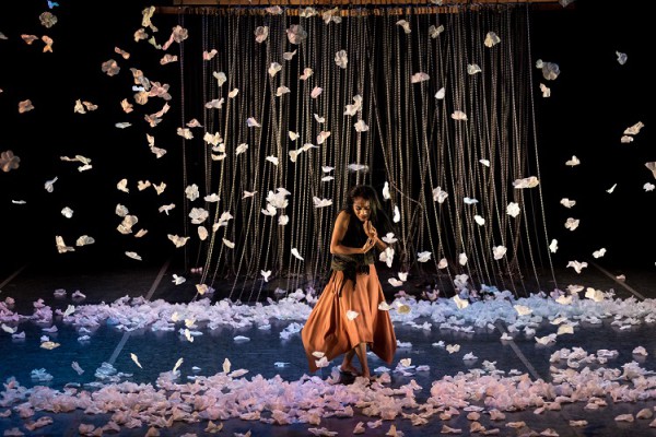 “Flores blancas” (Cuando llorar no se puede) en el Teatro Legaria los días 5, 6 y 7 de septiembre. Foto: Gerardo Castillo.