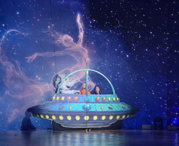 Más de 30 artistas dan vida a un montaje que invita a mirar el cosmos y a reflexionar sobre el cuidado del planeta. Foto gentileza Circo Jumbo. 