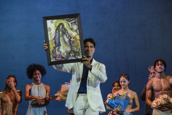 Carlos Acosta en el saludo final de su compañía exhibe un cuadro simbólico de una de las deidades cubanas. Fotos: Yuris Nórido. Gentileza Acosta Danza.