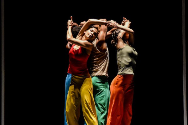 Acosta Danza abrió sus presentaciones con “La Ecuación”, del notable coreógrafo cubano George Céspedes. Fotos: Yuris Nórido. Gentileza Acosta Danza.