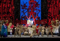 Los solistas Jennelle Figgins y Dwayne Brown junto al cuerpo de baile de “Aida”, dirigida por Francesca Zambello. Foto: Scott Schuman. Gentileza JFKC.