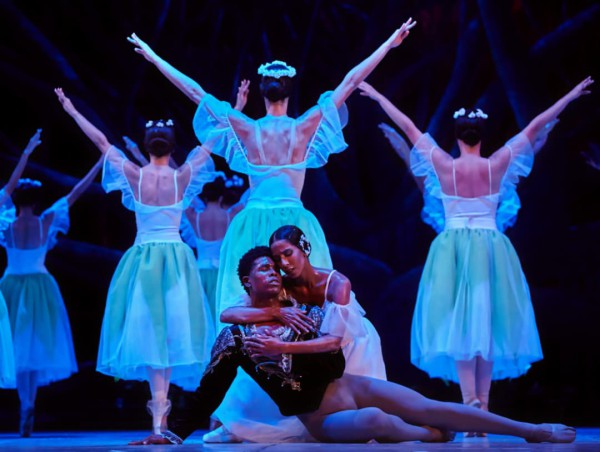Las juveniles bailarinas de los últimos años de la Escuela Nacional de Ballet integraron las filas en el ballet blanco. Fotos gentileza Centro Prodanza Cuba.