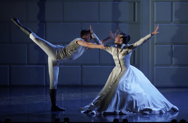 El príncipe atormentado no encuentra consuelo en su opresiva madre, la Reina. Foto: Javier del Real | Teatro Real. 