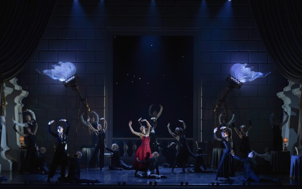 El acto III se desarrolla en un cabaret. donde se interpretan el célebre paso a dos del 'Cisne Negro'. Foto: Javier del Real | Teatro Real. 