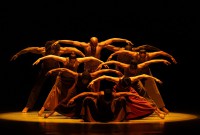 Alvin Ailey American Dance Theater en “Revelations” en el Warner Theatre. Foto: Danica Paulos. Gentileza AAADT.