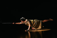 Miu Kim de South Korea, presenta “SRAA”, obra que explora las sensaciones del cuerpo y su relación con la conducta y el movimiento. Foto: Sung-Kim. Gentileza QBF.