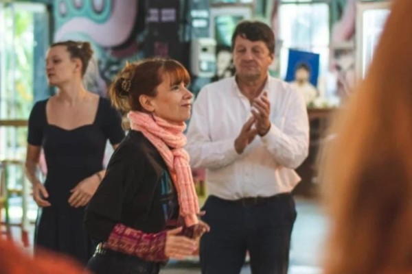 Paul Ferrío, autora de “El tango es un superpoder”, un libro digital para tangueros.