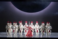 Mulan, rol interpretado por Tang Xinyi, con el cuerpo de baile de China Ningbo Performance & Arts Group. Foto: Zhou Huanxin.