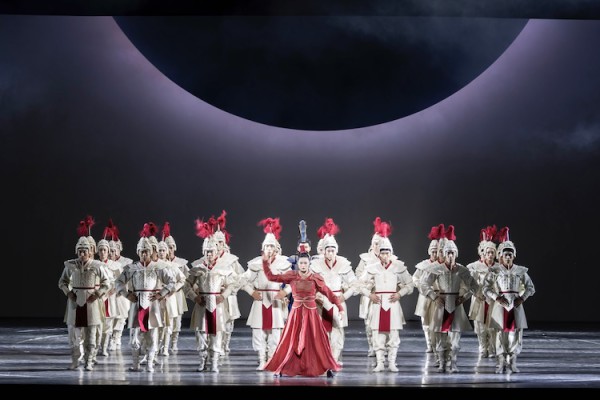 Mulan, rol interpretado por Tang Xinyi, con el cuerpo de baile de China Ningbo Performance & Arts Group. Foto: Zhou Huanxin.