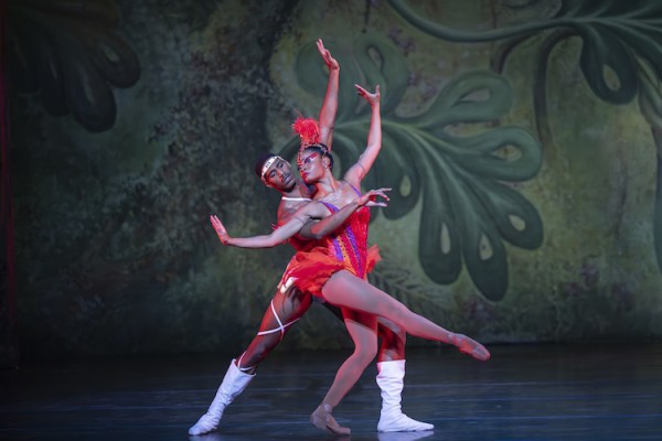 “Firebird”, con coreografía de John Taras, protagonizada por Alexandra Hutchinson y Kuouadio Davis. Foto: Rachel Papo. Gentileza WPA.