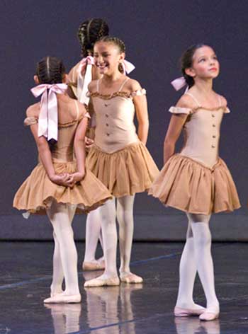 Ni�os de todas las edades llegaron al escenario del Bosque de Chapultepec en el 6� Curso de Verano de Ballet en la Oll�n Yoliztli.