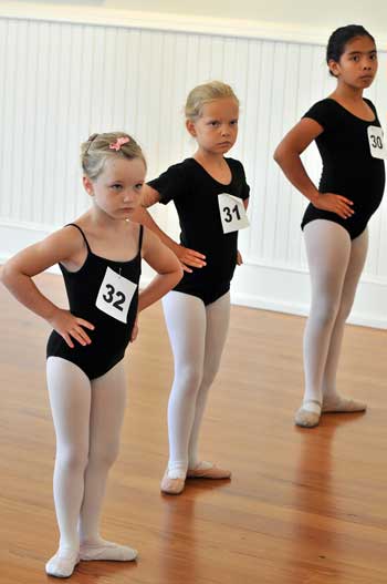 Orpha Barrios (der.) durante la primera audici�n de la nueva escuela del Washington Ballet en Virginia.