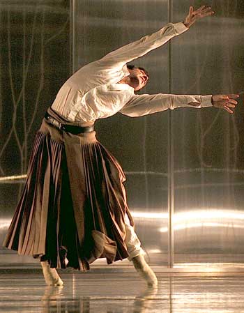 Asier Uriagereka interpret� �In memoriam� en la segunda parte de la gala �Los vascos en la danza�.