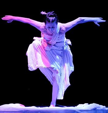 La bailarina ecuatoriana Susana Reyes present en el XVII Festival Nacional Coreano su obra URPI la paloma de Paz. 