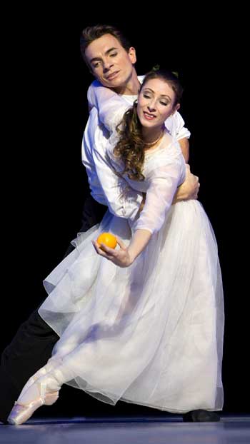 Lisa-Maree Cullum y Alen Bottaini fueron Cinderella y el prncipe en A Cinderella Story, de John Neumeier.
