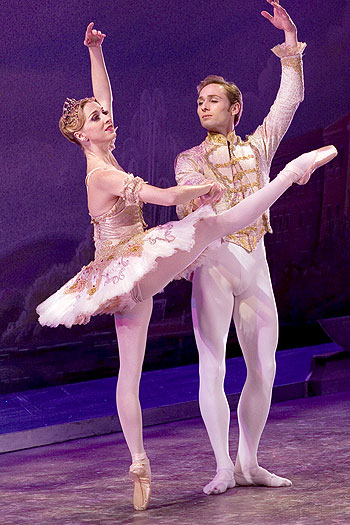 Elizabeth Gaither y Jared Nelson en el pas de deux del Hada Confite en la versin de Septime Webre de Cascanueces.