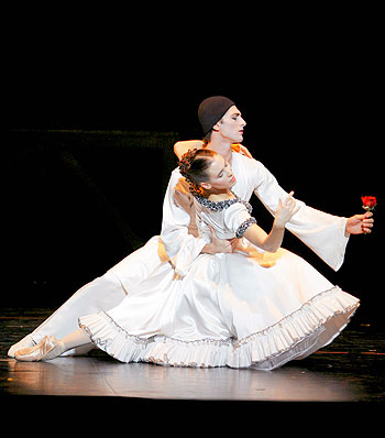 Les Enfants du Paradis, la obra maestra del cine mudo, recreada para el Ballet de la pera de Pars por el coregrafo Jos Martinez. Intrpretes, Alessio Carbone y Nolwenn Daniel.