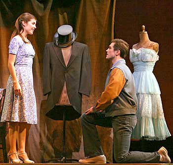 Josefina Scaglione como María y Matt Cavenaugh como Tony, protagonistas de “West Side Story” en el Nacional Theatre de DC.