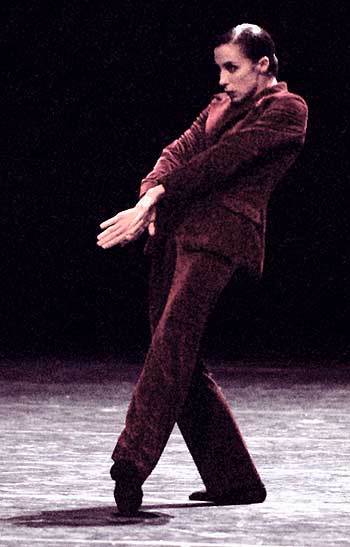 El Ballet de Leipzig rompi con lo clsico al presentar Suite, suite, suite, de Marco Goecke, interpretada por Itziar Mendizbal bailarina principal de la agrupacin alemana.