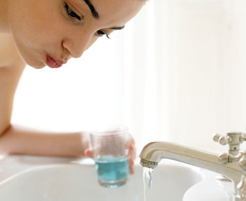 Enjuagarse la boca con un enjuague bucal ayuda a eliminar las bacterias.
