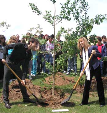 El Bosque de la Danza tiene a los bailarines Laura Hormign y scar Torrado como uno de los primero padrinos de un proyecto ecolgico.