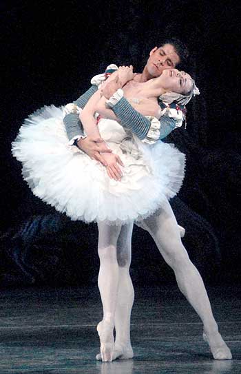 Diana Vishneva y Marcelo Gomes, en el Metropolitan Opera House de Nueva York, protagonizan la versin del American Ballet Theatre de El lago de los cisnes.